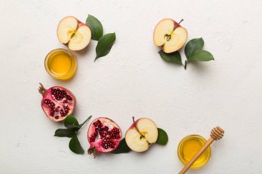 Rosh hashanah konsepti. Geleneksel Yahudi Yeni Yıl tatili sembollerinden yapılmış bir çerçeve. Kopyalama alanı olan üst görünüm.