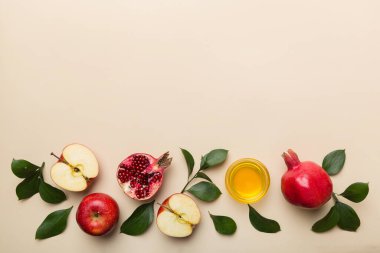 Renkli arka planda yahudi Rosh Hashanah bayramı sembolleri olan düz kompozisyon, Rosh hashanah kavramı. Geleneksel yılbaşı tatili. Kopyalama alanı olan üst görünüm.