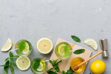 Caipirinha, Mojito kokteyli, limonlu votka veya soda, masa arkasında nane ve saman. Naneli, limonlu, cam manzaralı, ferahlatıcı bir içecek..