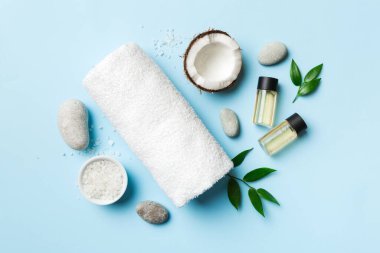 Hindistan cevizi yağı dolu kavanozlar ve renkli arka planda kozmetik kremi. Üst Manzara. Metnin için boş yer. Doğal spa Hindistan cevizi kozmetik ve organik tedavi konsepti Hindistan cevizi spa bileşimi.