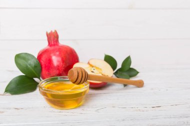 Renkli arka planda yahudi Rosh Hashanah bayramı sembolleri olan düz kompozisyon, Rosh hashanah kavramı. Geleneksel yılbaşı tatili. Kopyalama alanı olan üst görünüm.