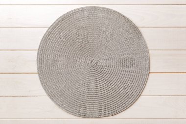 Ahşap arka planda yemek için yuvarlak masa örtüsü. Tasarımın için boş boşluk.