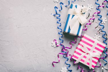 Renkli kağıda sarılı ve renkli arka planda konfetiyle süslenmiş hediye kutularıyla tatil dairesi yatıyordu. Noel, Doğum günü, Sevgililer Günü ve satış konsepti, üst manzara.