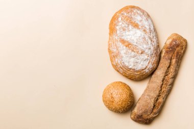 Ev yapımı doğal ekmek. Arka plan olarak farklı taze ekmek türleri, kopya alanı ile üst görünüm.