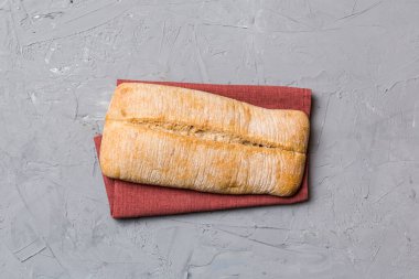 Kırsal arka planda peçetede taze ciabatta ekmeği, İtalyan ekmeği manzarası.