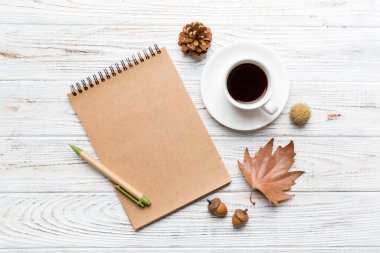 Sonbahar kompozisyonu: Düşen yapraklar ve el işi çizimleri renkli arka planda taklit edilir. Üst Manzara. Kopyalama alanı olan düz.