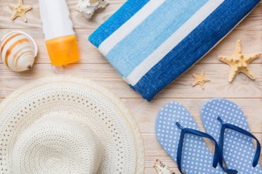 Yaz tatili konsepti düzdü. Plaj aksesuarları ve havlunun üstü. Mesaj için yer var. seyahat kavramı.