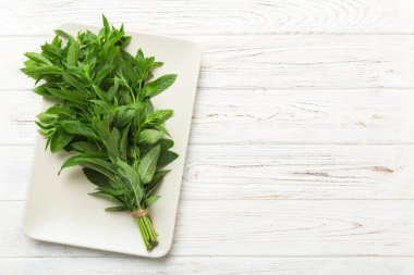 Renkli masada taze nane tomarı. Kopyalama alanı olan üst görünüm.