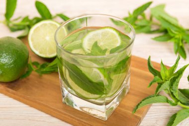 Mojito kokteyli. Limonlu, limonlu ve naneli mojito kokteylini uzun bir bardakta sopayla tazeliyorum..