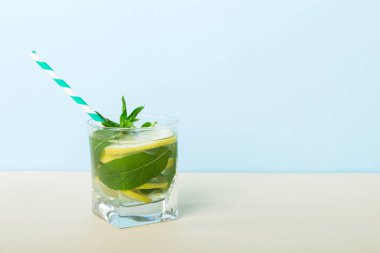 Mojito yaz serinletici buzlu ve naneli kokteyl. Limonlu, limonlu ve naneli mojito kokteyli..