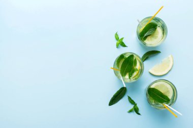 Caipirinha, Mojito kokteyli, limonlu votka veya soda, masa arkasında nane ve saman. Naneli, limonlu, cam manzaralı, ferahlatıcı bir içecek..