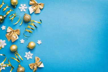 Yeni yıl kompozisyonu: Beyaz Noel kar taneleri. Çam kozalaklı Noel dekoru. Kopyalama alanı olan üst görünüm.