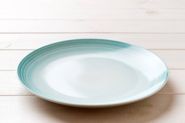 Ahşap zemin üzerinde boş mavi plakanın perspektif görüntüsü. Tasarımın için boş boşluk.