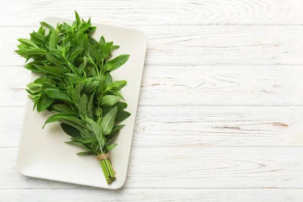 Fresh Mint Bunch Colored Table Top View Copy Space — Stock Photo, Image