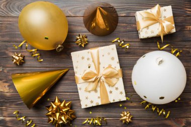 Renkli balon, hediye ve konfeti ile tatil geçmişi. Düz yatış stili. Kopya alanı olan doğum günü veya parti tebrik kartı.