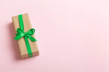 Paketlenmiş Noel ya da renkli kurdeleli el yapımı el yapımı diğer Noel hediyeleri. Hediye kutusu, hediye süslemesi, kopya alanı ile üst görünüm.