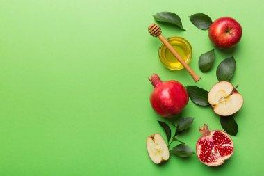 Renkli arka planda yahudi Rosh Hashanah bayramı sembolleri olan düz kompozisyon, Rosh hashanah kavramı. Geleneksel yılbaşı tatili. Kopyalama alanı olan üst görünüm.