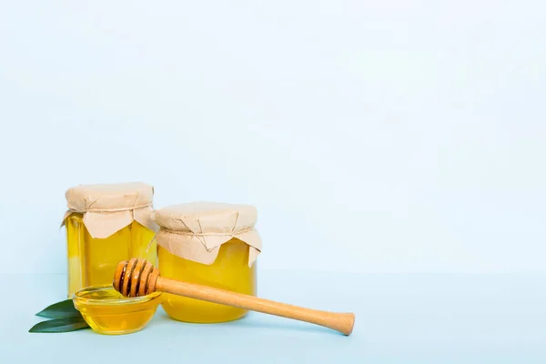 Honing Pot Met Bladeren Honing Dipper Gekleurde Achtergrond Bovenaanzicht Met — Stockfoto