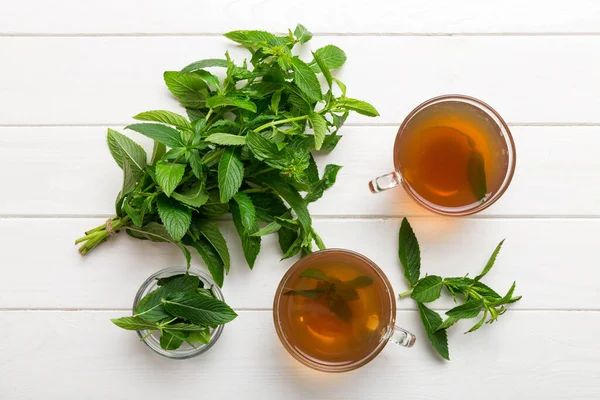 Egy Csésze Mentateát Asztalra Zöld Tea Friss Menta Felülnézetben Másolási — Stock Fotó