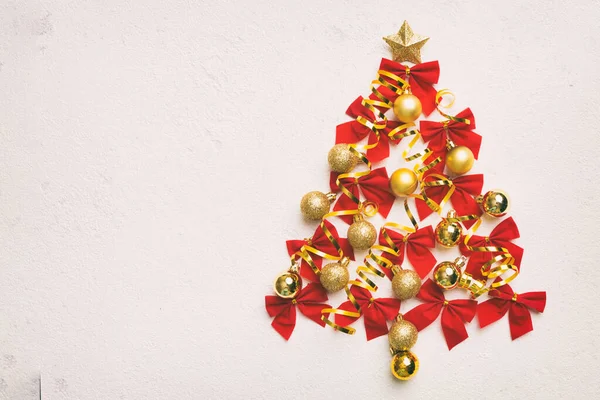 Weihnachtsbaum Aus Farbigem Kugelschmuck Auf Farbigem Hintergrund Blick Von Oben — Stockfoto