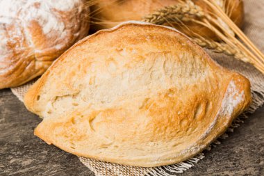 Ev yapımı doğal ekmek. Arkaplan olarak taze ekmeğin farklı türleri, kopya alanı ile perspektif.