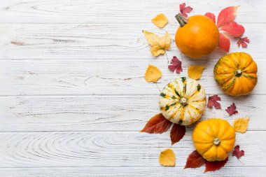 Sonbahar kompozisyonu. Masadaki kurumuş yapraklar ve diğer tasarım aksesuarlarından oluşan desen. Düz yatış, üst görünüm.