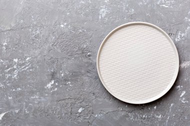 Beton zemin üzerinde boş ışık plakası üst görünümü. Tasarımın için boş boşluk.