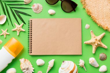 Arka planda plaj aksesuarları olan boş bir kitap, kopyalama alanı. Kopyalama alanı olan düz.