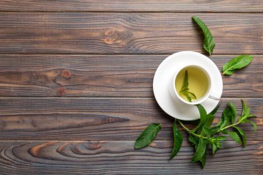 Arka planda bir fincan nane çayı. Fotokopi alanı ile taze nane görünümlü yeşil çay.