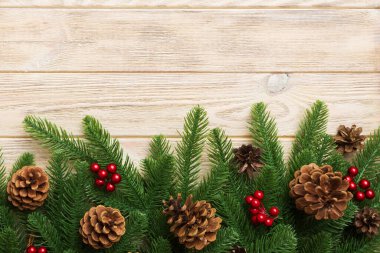 Noel arkaplanı, köknar dalları ve Noel süslemeleri. Üst görünüm, metin için boşluk kopyala.