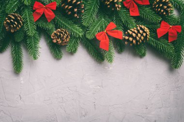 Noel arkaplanı, köknar dalları ve Noel süslemeleri. Üst görünüm, metin için boşluk kopyala.