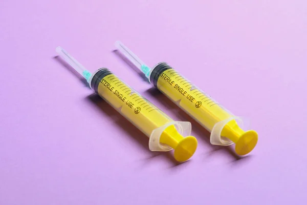 Draufsicht Auf Spritzen Einer Reihe Für Medizinische Injektionen Auf Buntem — Stockfoto