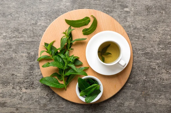Ένα Φλιτζάνι Τσάι Μέντας Στο Φόντο Του Τραπεζιού Πράσινο Τσάι — Φωτογραφία Αρχείου