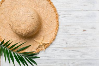 Yaz tatili. Hasır şapka ve tropikal yapraklı yaz konsepti. Düz konum, üst görünüm, kopyalama alanı.