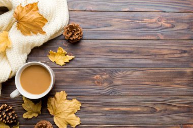 Sonbahar yapraklı bir fincan kakao soyut natürmort yaşam üst görünüm kopyalama alanı.