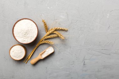 Tahta kasede buğday unu ve renkli arka planda buğday dikenleri. dünya buğday krizi.