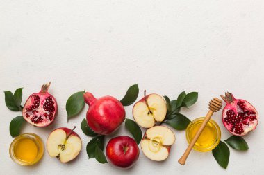 Renkli arka planda yahudi Rosh Hashanah bayramı sembolleri olan düz kompozisyon, Rosh hashanah kavramı. Geleneksel yılbaşı tatili. Kopyalama alanı olan üst görünüm.