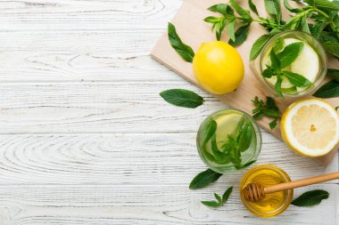 Caipirinha, Mojito kokteyli, limonlu votka veya soda, masa arkasında nane ve saman. Naneli, limonlu, cam manzaralı, ferahlatıcı bir içecek..