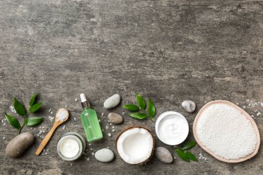 Hindistan cevizi yağı dolu kavanozlar ve renkli arka planda kozmetik kremi. Üst Manzara. Metnin için boş yer. Doğal spa Hindistan cevizi kozmetik ve organik tedavi konsepti Hindistan cevizi spa bileşimi.