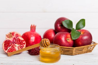 Renkli arka planda yahudi Rosh Hashanah bayramı sembolleri olan düz kompozisyon, Rosh hashanah kavramı. Geleneksel yılbaşı tatili. Kopyalama alanı olan üst görünüm.