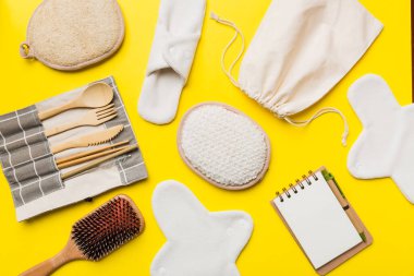 Sıfır atık. Çevre dostu günlük aksesuarlar. en üstteki görünüm.