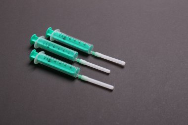 Renkli arka planda tıbbi şırıngaların üst görüntüsü. Fotokopi alanı ile sağlık hizmeti kavramı.