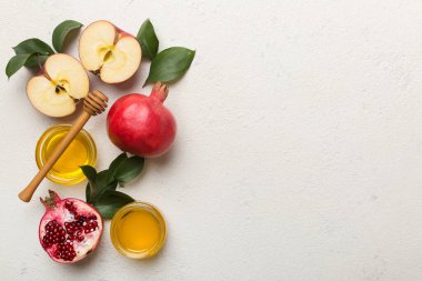 Renkli arka planda yahudi Rosh Hashanah bayramı sembolleri olan düz kompozisyon, Rosh hashanah kavramı. Geleneksel yılbaşı tatili. Kopyalama alanı olan üst görünüm.