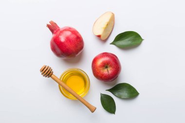 Renkli arka planda yahudi Rosh Hashanah bayramı sembolleri olan düz kompozisyon, Rosh hashanah kavramı. Geleneksel yılbaşı tatili. Kopyalama alanı olan üst görünüm.