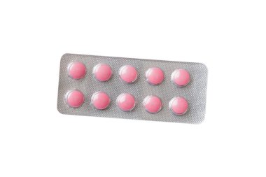 Beyaz arka planda izole edilmiş haplar. Tabletler masaya. Eczane. Tedavi.