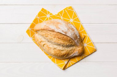 Köy manzaralı peçeteli taze pişmiş lezzetli Fransız ekmeği. Sağlıklı beyaz ekmek..