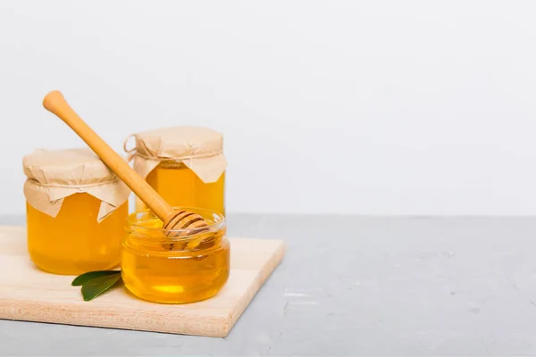 Μέλι Βάζο Φύλλα Και Μέλι Dipper Έγχρωμο Φόντο Πάνω Όψη — Φωτογραφία Αρχείου