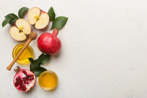 Renkli arka planda yahudi Rosh Hashanah bayramı sembolleri olan düz kompozisyon, Rosh hashanah kavramı. Geleneksel yılbaşı tatili. Kopyalama alanı olan üst görünüm.