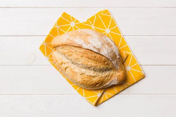 Recién Horneado Delicioso Pan Francés Con Servilleta Vista Mesa Rústica —  Fotos de Stock