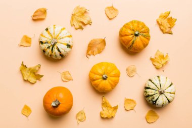 Sonbahar kompozisyonu. Masadaki kurumuş yapraklar ve diğer tasarım aksesuarlarından oluşan desen. Düz yatış, üst görünüm.